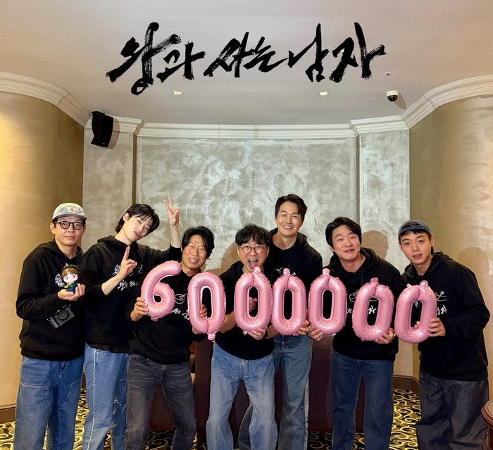 Pemain dan sutradara film Korea The King's Warden merayakan 6 juta penonton.