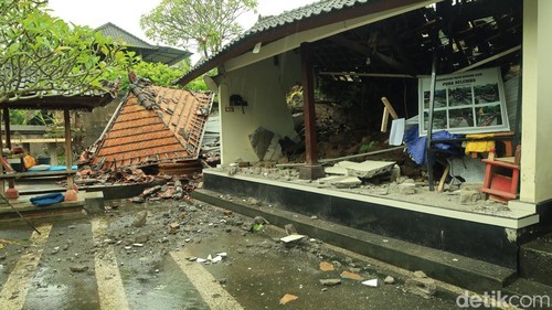 Tiga bangunan di Pura Kelembu, di Desa Mas, Kecamatan Ubud, Gianyar, rusak berat tertimpa tembok penyengker rohoh yang dipicu tanah longsor, Selasa (24/2/2026).