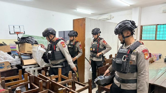 Tim Detasemen Gegana Satbrimob Polda Metro Jaya melakukan sterilisasi di ruangan kelas SMA Jaktim dan memastikan tidak ada bom, pada Selasa (24/2/2026).