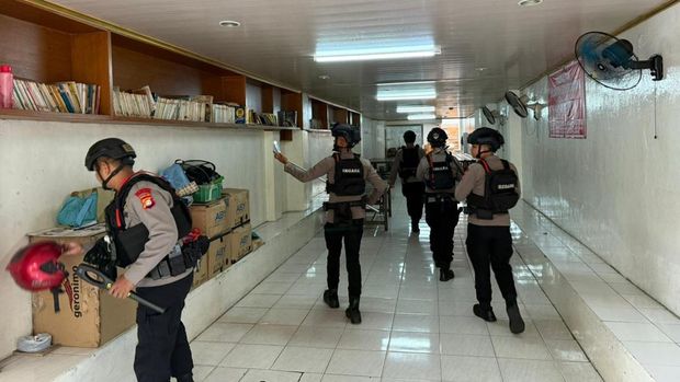 Tim Detasemen Gegana Satbrimob Polda Metro Jaya melakukan sterilisasi di ruangan kelas SMA Jaktim dan memastikan tidak ada bom, pada Selasa (24/2/2026).