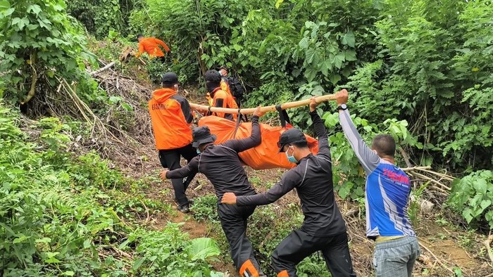 Tim SAR mengevakuasi jasad pria lansia yang jatuh di jurang di Mamuju Tengah.