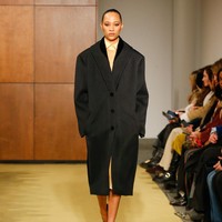 Perhiasan menghadirkan material alami seperti kerang, manik-manik batu lava, dan kulit embossed. Detail fish pendant dan sardine pins memberi sentuhan quirky yang tak terduga. Kacamata wrap-around kembali hadir dalam versi metalik, sementara jam tangan mungil terinspirasi arloji vintage. (Foto: Dan Lecca/Tory Burch)