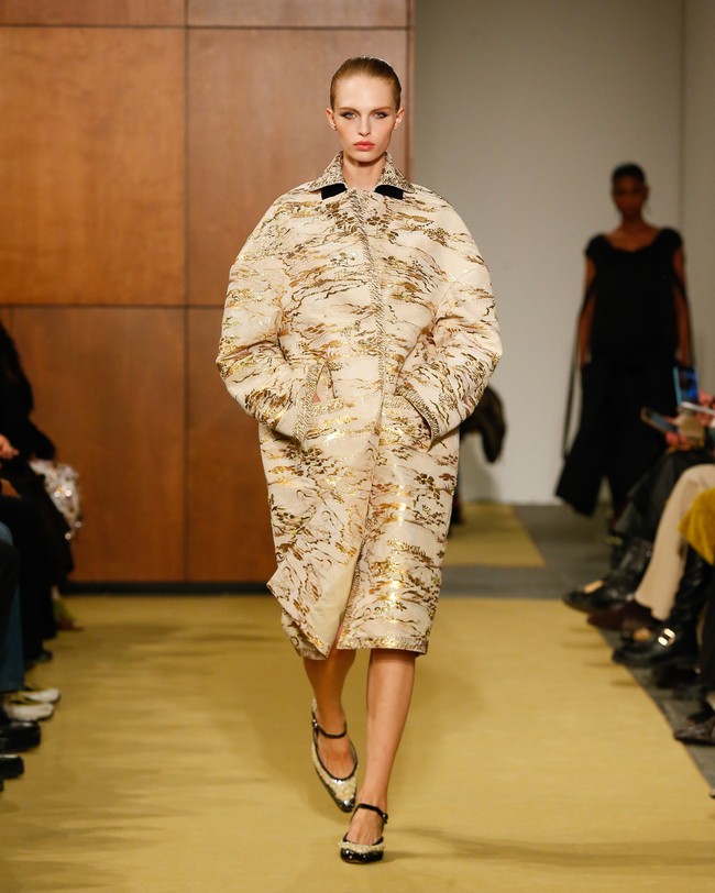 Sepatu menampilkan kontras bentuk membulat khas ladylike pumps dengan cut-out loafers, flat boots, dan high-vamp heels berhias hardware Bunny Knot yang tegas. Sebuah low pump baru tampil mewah dalam balutan velvet ultra-plush bertabur jahitan mutiara. (Foto: Dan Lecca/Tory Burch)