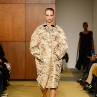 Sepatu menampilkan kontras bentuk membulat khas ladylike pumps dengan cut-out loafers, flat boots, dan high-vamp heels berhias hardware Bunny Knot yang tegas. Sebuah low pump baru tampil mewah dalam balutan velvet ultra-plush bertabur jahitan mutiara. (Foto: Dan Lecca/Tory Burch)