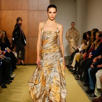 Pada lini aksesori, detail Bunny Knot hadir pada quilted shoulder bag dalam balutan kulit dan metal. Siluet soft duffle mengingatkan pada military dopp kit vintage, berdampingan dengan model baru Charlie satchel. Tas anyaman rafia dan kulit menjadi refleksi tas yang pernah dikenakan Tory semasa SMA—membuktikan bahwa memori bisa menjadi fondasi desain yang kuat. (Foto: Dan Lecca/Tory Burch)