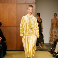 Sweater wol Shetland disikat dan dicuci hingga terasa ringan dan airy. Sementara gaun jersey dipelintir dan diikat mengikuti lekuk tubuh, menciptakan siluet yang dinamis dan feminin. Palet warna pun terasa personal. Corduroy plush dalam nuansa aprikot dan saffron terinspirasi dari gaya sang ayah, memancarkan kehangatan nostalgia yang intim. (Foto: Dan Lecca/Tory Burch)