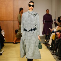 Dari rumah Bunny di Antigua, Tory menemukan detail simpul pada bantalan quilted yang kemudian diterjemahkan menjadi elemen baru bernama “Bunny Knot” sebuah pengingat akan koneksi, kekuatan, dan persatuan. Permainan teknik menjadi kekuatan utama koleksi ini. (Foto: Dan Lecca/Tory Burch)