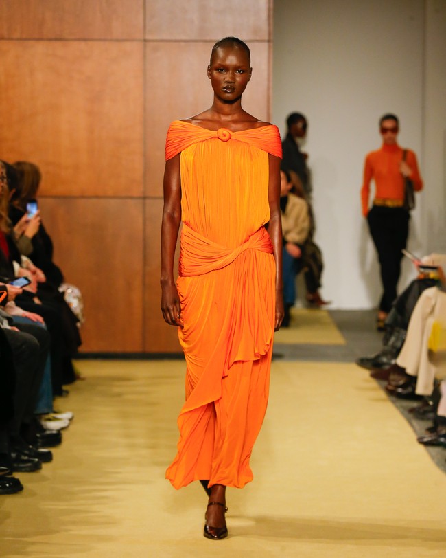 Gaun drop-waist tampil dengan jahitan yang sengaja dibuat undone, menghadirkan kesan effortless namun tetap refined. Inspirasi juga datang dari sosok legendaris Bunny Mellon, hortikulturis, desainer lanskap, sekaligus filantropis yang dikenal dengan gaya understated dan elegan. Ia menjadi simbol perempuan yang berpakaian berdasarkan naluri. (Foto: Dan Lecca/Tory Burch)