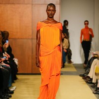 Gaun drop-waist tampil dengan jahitan yang sengaja dibuat undone, menghadirkan kesan effortless namun tetap refined. Inspirasi juga datang dari sosok legendaris Bunny Mellon, hortikulturis, desainer lanskap, sekaligus filantropis yang dikenal dengan gaya understated dan elegan. Ia menjadi simbol perempuan yang berpakaian berdasarkan naluri. (Foto: Dan Lecca/Tory Burch)