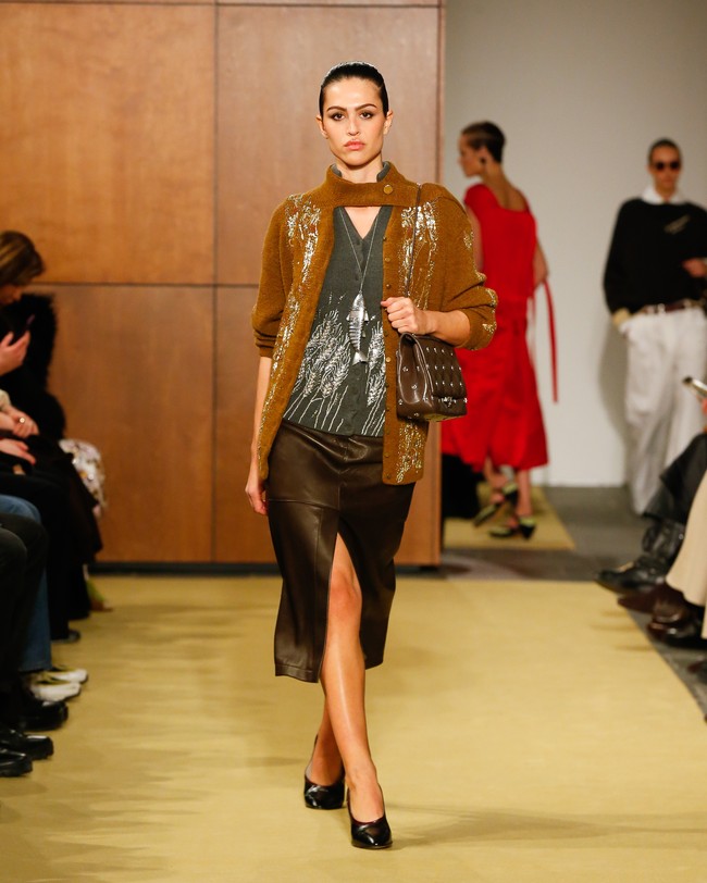 Kardigan dan mantel berpotongan membulat dipercantik badla embroidery beraksen metalik, dikerjakan tangan oleh para artisan di India. Sentuhan ini memberi kontras antara kemewahan dan kerajinan tradisional. Rajut sederhana dan gaun sutra diproses dengan teknik pencucian khusus untuk menghasilkan efek lived-in yang lembut. (Foto: Dan Lecca/Tory Burch)