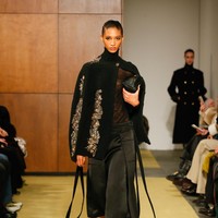 Alih-alih menciptakan sesuatu yang sepenuhnya baru, Tory memilih menafsirkan ulang siluet klasik: trench coat, henley, boatneck sweater, hingga pencil skirt. Proporsi dieksplorasi tanpa menghilangkan esensi aslinya. (Foto: Dan Lecca/Tory Burch)