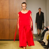 “Klasik menjadi menarik ketika diberi sentuhan personal,” begitu prinsip yang juga diyakini sang ayah, Buddy. Semangat itu terasa kuat dalam koleksi ini—sebuah penghormatan pada archetype fashion yang dibentuk sejarah dan fungsi, lalu diperkaya oleh cerita serta pengalaman pribadi. (Foto: Dan Lecca/Tory Burch)