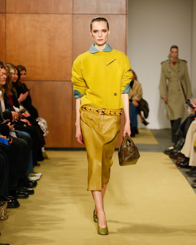 Lewat eksplorasi siluet klasik, teknik kriya, dan detail personal, Tory Burch merayakan gaya yang tak lekang waktu namun tetap relevan dengan cara perempuan berpakaian hari ini, yakni mengikuti insting, bukan aturan. (Foto: Dan Lecca/Tory Burch)