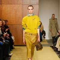 Lewat eksplorasi siluet klasik, teknik kriya, dan detail personal, Tory Burch merayakan gaya yang tak lekang waktu namun tetap relevan dengan cara perempuan berpakaian hari ini, yakni mengikuti insting, bukan aturan. (Foto: Dan Lecca/Tory Burch)