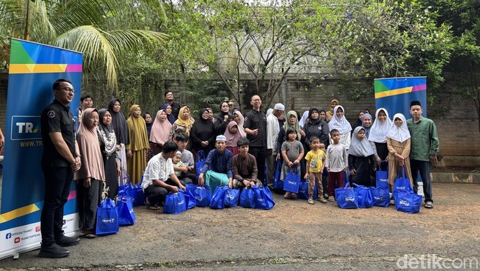 TRANS7 membagikan paket sembako dan santapan berbuka puasa ke warga sekitar di lingkungan kantor transmisi TRANS7, Kelurahan Joglo, Jakarta Barat. (Rachma I/detikcom)