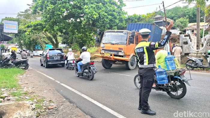 Truk amblas di Jembatan Karang Anyar Tarakan.