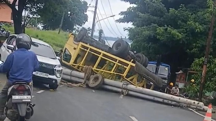Truk angkut tiang beton terbalik di Parepare.