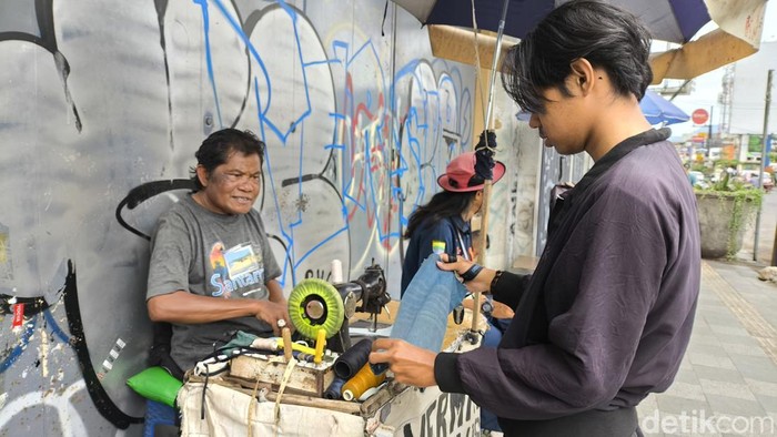 Tukang permak di Bandung.