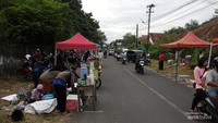 Jelang sore pedagang mulai memadati area kiri kanan jalan