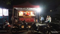 Dari anak, remaja hingga orang dewasa kulineran bersama
