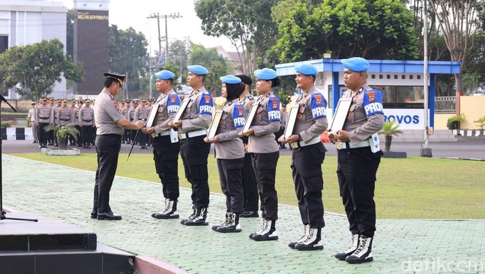 Upacara pemecatan enam anggota Polri di Polda Babel.