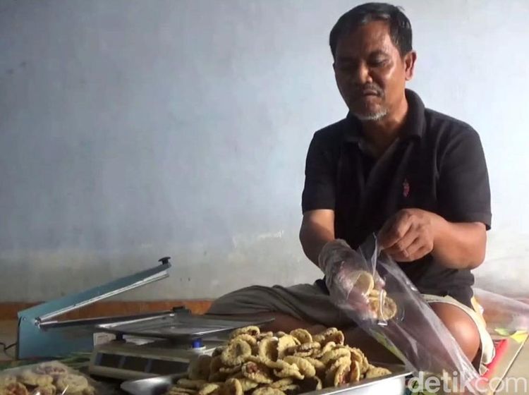 Perajin Rempeyek Koin di Tulungagung Kebanjiran Permintaan saat Ramadan