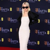 Dilaporkan bahwa ia pertama kali tampil dengan rambut warna pirang platinum. Kedatangannya di acara karpet merah yang berlangsung di  Royal Festival Hall, London itu langsung menarik perhatian. Foto: Instagram @verawang