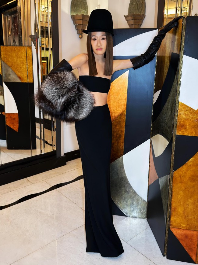 Kali ini, Vera tidak tampil dengan rambut pirang namun cokelat yang dihiasi topi hitam. Adapun aksesori sarung tangan kulit dan bulu-bulu yang membuatnya semakin mencuri perhatian. Foto: Instagram @verawang