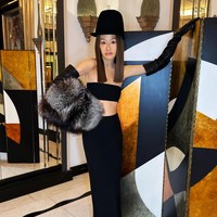 Kali ini, Vera tidak tampil dengan rambut pirang namun cokelat yang dihiasi topi hitam. Adapun aksesori sarung tangan kulit dan bulu-bulu yang membuatnya semakin mencuri perhatian. Foto: Instagram @verawang