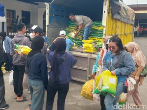 Ramadan dan Harapan Warga Cimahi di Antrean Sembako Murah