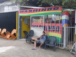 Penjaga Warung di Jakbar Cerita Momen Kejar Wanita Viral Sering Tak Bayar Jajan