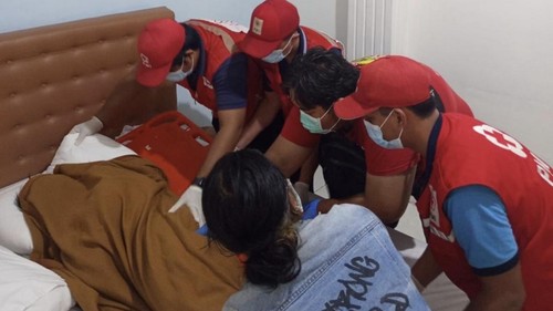 Proses evakuasi jenazah WNA asal Canada yang ditemukan di penginapan Cozy Home, Denpasar Barat, Senin (23/2/2026).