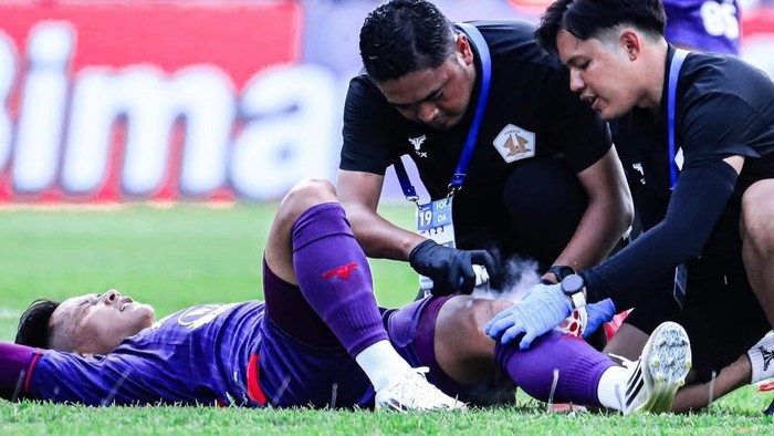 Yoga Adiatama kala mendapat perawatan di lapangan