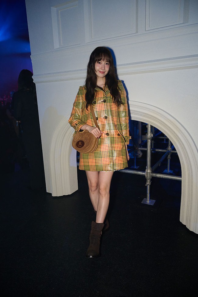 Dalam kesempatan itu, Yoona SNSD tampil memukau dalam balutan plaid coat dress bernuansa oranye dan hijau. Foto: Getty Images