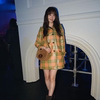Dalam kesempatan itu, Yoona SNSD tampil memukau dalam balutan plaid coat dress bernuansa oranye dan hijau. Foto: Getty Images
