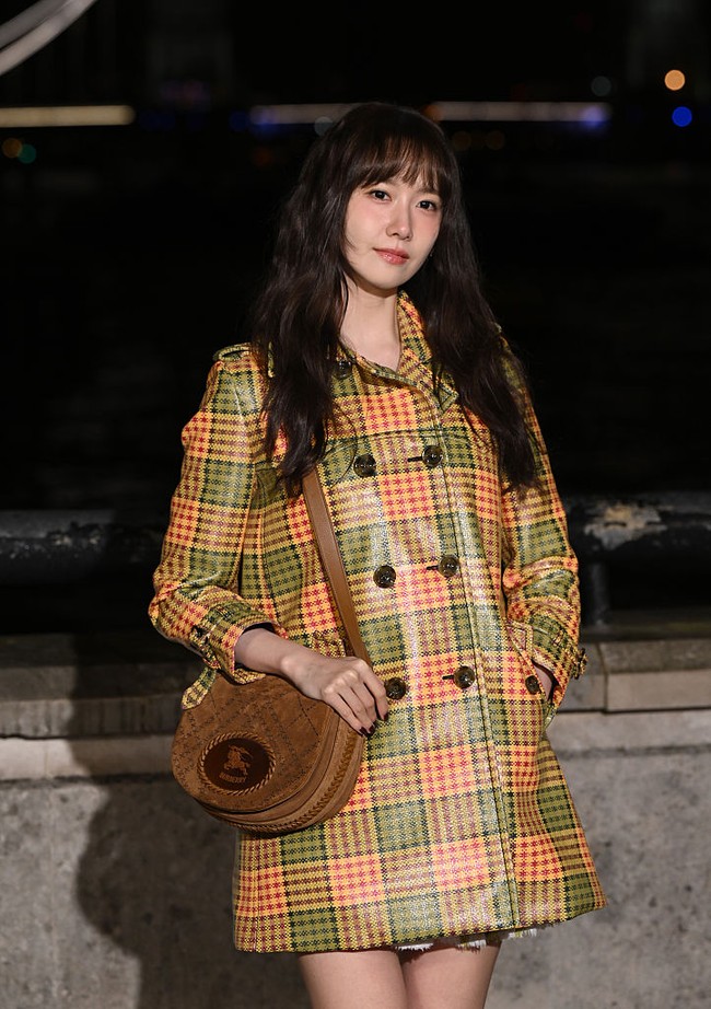 Selain Yoona SNSD, ada rekan idol KPop, Seungmin Stray Kids yang hadir mewakili rumah mode asal Inggris tersebut. Foto: Getty Images