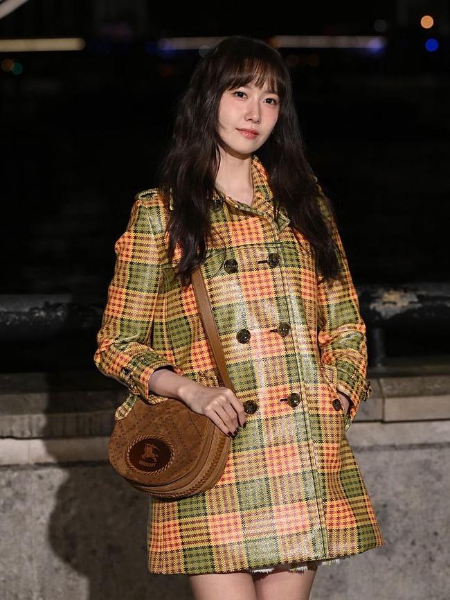 Yoona SNSD Tampil Beda di London Fashion Week, Poni Barunya Curi Perhatian