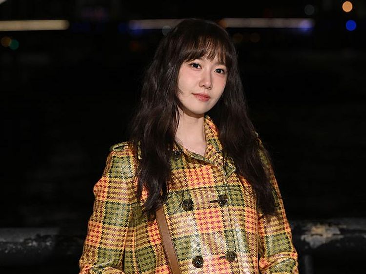 Yoona SNSD Tampil Beda di London Fashion Week, Poni Barunya Curi Perhatian