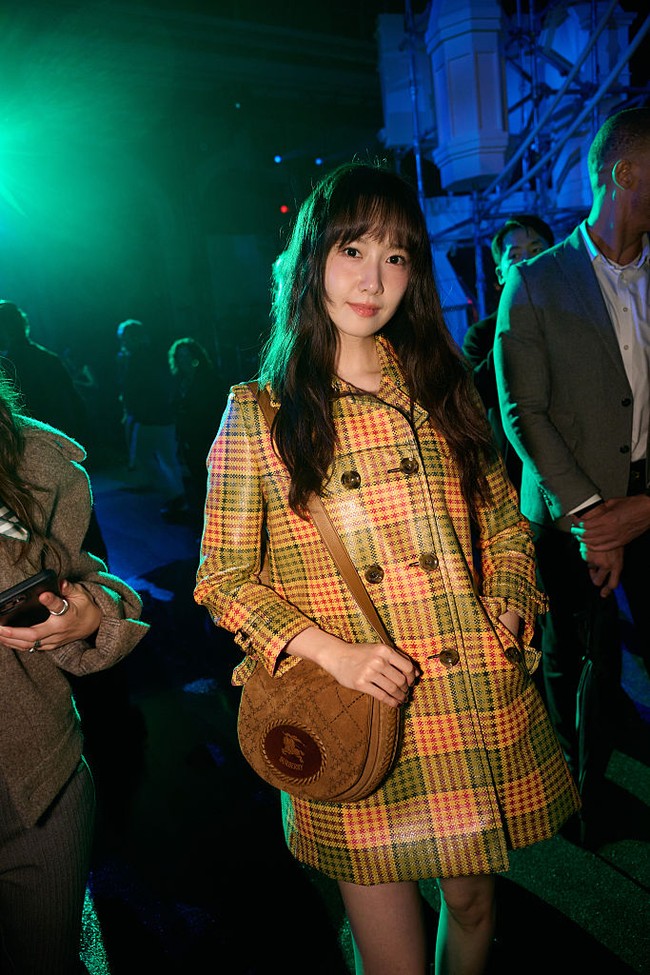 Bintang drama Korea Bon Appetit Your Majesty itu terlihat gemas dengan poni rata. Lewat unggahan Instagram Story, Yoona SNSD mengungkap bahwa ia benar-benar memotong poninya sebelum hadir di show Burberry, bukan sekadar memakai hair clip. Foto: Getty Images