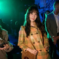 Bintang drama Korea Bon Appetit Your Majesty itu terlihat gemas dengan poni rata. Lewat unggahan Instagram Story, Yoona SNSD mengungkap bahwa ia benar-benar memotong poninya sebelum hadir di show Burberry, bukan sekadar memakai hair clip. Foto: Getty Images