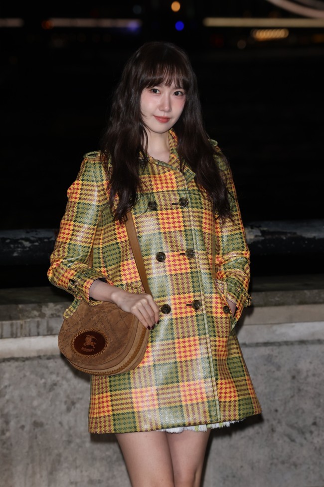 Yoona SNSD menjadi salah satu tamu istimewa yang menghadiri peragaan busana Burberry di London, Inggris pada Senin (23/2/2026) waktu setempat. Foto: Getty Images