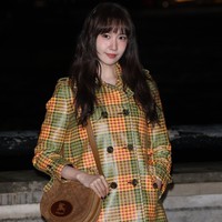 Yoona SNSD menjadi salah satu tamu istimewa yang menghadiri peragaan busana Burberry di London, Inggris pada Senin (23/2/2026) waktu setempat. Foto: Getty Images