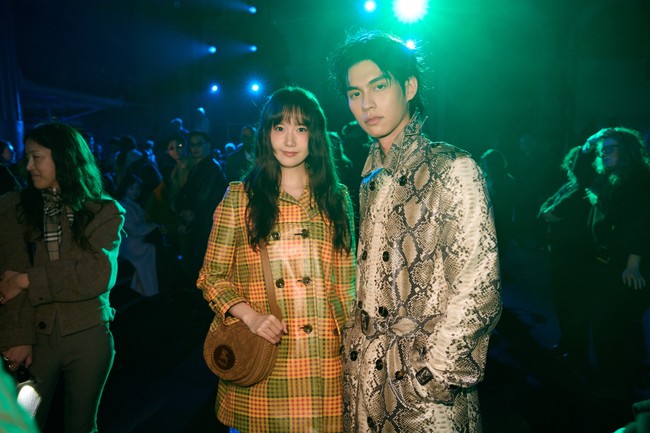 Selama acara berlangsung, Yoona SNSD duduk berdampingan dengan aktor Thailand Bright Vachirawit di front row. Interaksi keduanya sontak menghebohkan penggemar. Tak sedikit pula yang menilai visual Bright dan Yoona tampak serasi. Foto: Getty Images