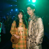 Selama acara berlangsung, Yoona SNSD duduk berdampingan dengan aktor Thailand Bright Vachirawit di front row. Interaksi keduanya sontak menghebohkan penggemar. Tak sedikit pula yang menilai visual Bright dan Yoona tampak serasi. Foto: Getty Images