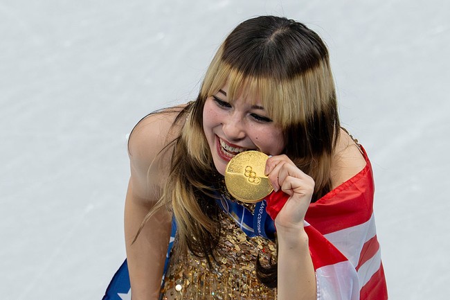 Alysa Liu adalah atlet ice skating yang meraih medali emas nomor perorangan figure skating termuda di Olimpiade Musim Dingin di Milan, Italia. Kisah dan penampilan Alysa membuatnya jadi idola baru yang diberi julukan ‘Ice Princess’. Foto: Getty Images/Qian Jun/MB Media