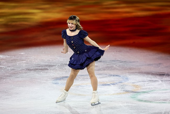 Alysa Liu mendapatkan emas di usia 20 tahun setelah dua tahun pensiun dan memutuskan kembali berkompetisi. Tak sia-sia, Alysa berhasil merebut emas di cabor seluncur es untuk AS setelah 24 tahun. Atlet muda tersebut memukau publik dengan sikap dan seleranya yang disebut khas Gen Z. Foto: Getty Images/Qian Jun/MB Media