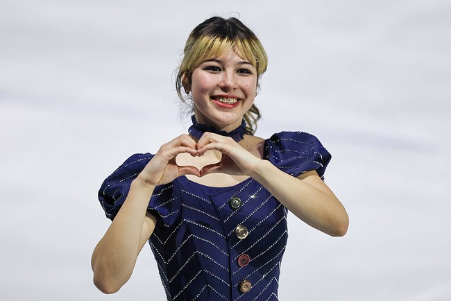 Hal lain yang jadi sorotan adalah tindiknya. Alysa memiliki tindik unik karena diletakkan di antara bibir dan gigi. Dikenal sebagai tindik smiley atau frenulum, aksesori itu membuatnya lebih besinar saat tersenyum dan menambah keunikan sang atlet. Foto: Getty Images/Qian Jun/MB Media