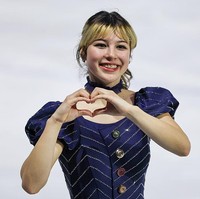 Hal lain yang jadi sorotan adalah tindiknya. Alysa memiliki tindik unik karena diletakkan di antara bibir dan gigi. Dikenal sebagai tindik smiley atau frenulum, aksesori itu membuatnya lebih besinar saat tersenyum dan menambah keunikan sang atlet. Foto: Getty Images/Qian Jun/MB Media