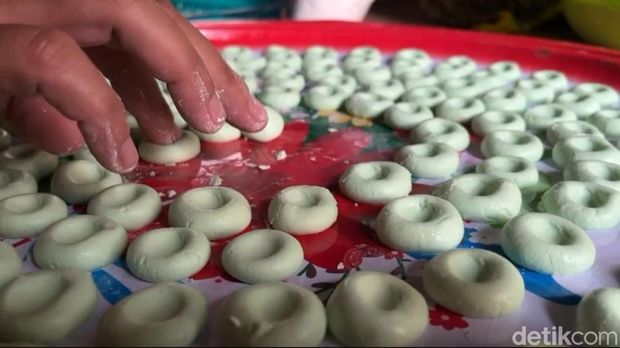 Adonan putri mandi, kuliner khas Pontianak yang jadi incaran untuk buka puasa Adonan putri mandi, kuliner khas Pontianak yang jadi incaran untuk buka puasa.