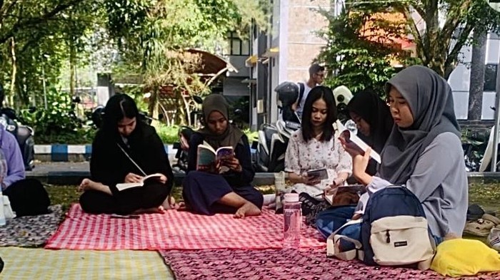 Aktivitas Komunitas Jember Book Party.